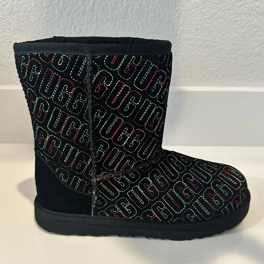 UGG Kids' Classic II Graphic Stitch Boots Black and Rainbow Girls Size 4 NEW